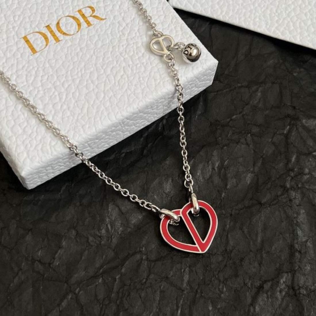 ディオール コピー ネックレス ロゴ 著名人やセレブも愛用する DIOR