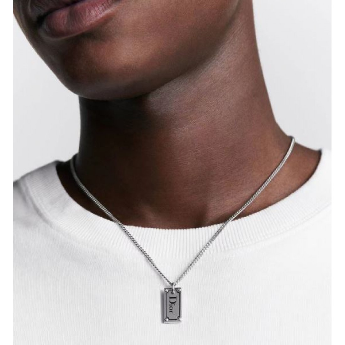ディオール コピー ネックレス ロゴ 季節の変わり目に活躍する DIOR