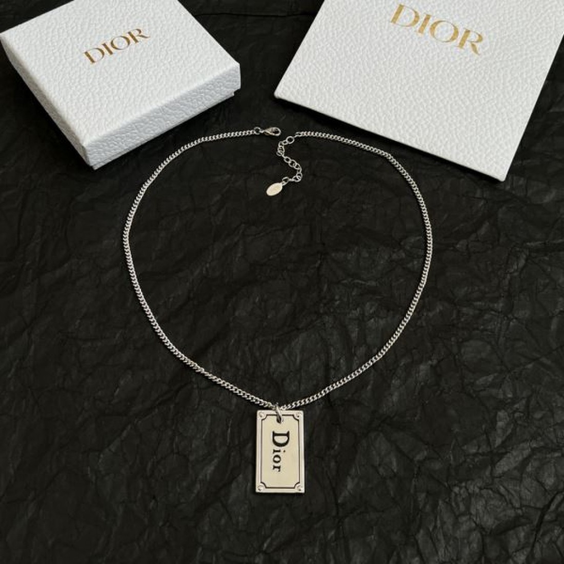 ディオール コピー ネックレス ロゴ 季節の変わり目に活躍する DIOR