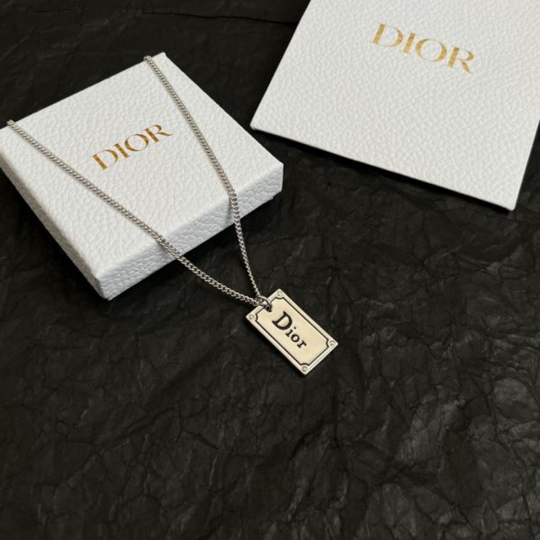 ディオール コピー ネックレス ロゴ 季節の変わり目に活躍する DIOR