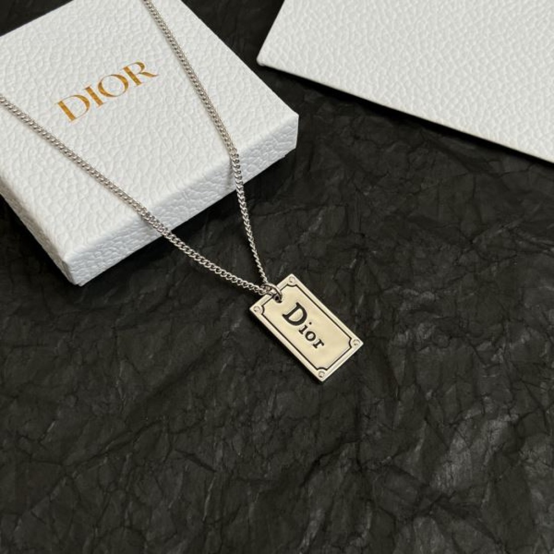 ディオール コピー ネックレス ロゴ 季節の変わり目に活躍する DIOR