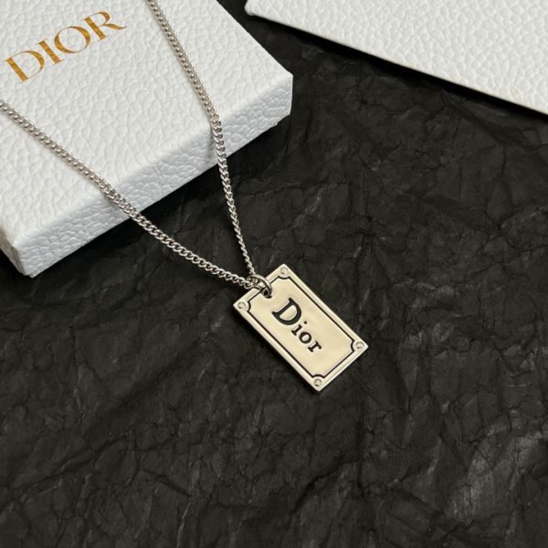 ディオール コピー ネックレス ロゴ 季節の変わり目に活躍する DIOR
