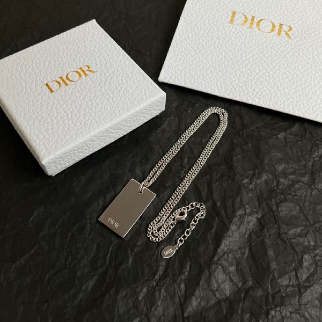 ディオール コピー ネックレス ロゴ 季節の変わり目に活躍する DIOR