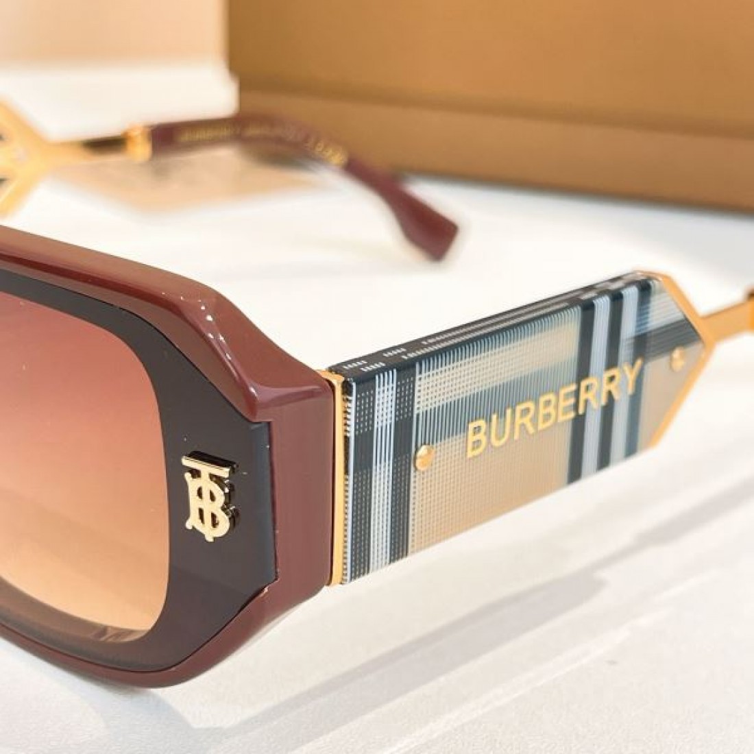 売り切れ必至 BURBERRY コピー サングラス 美シルエット実現 完売続出
