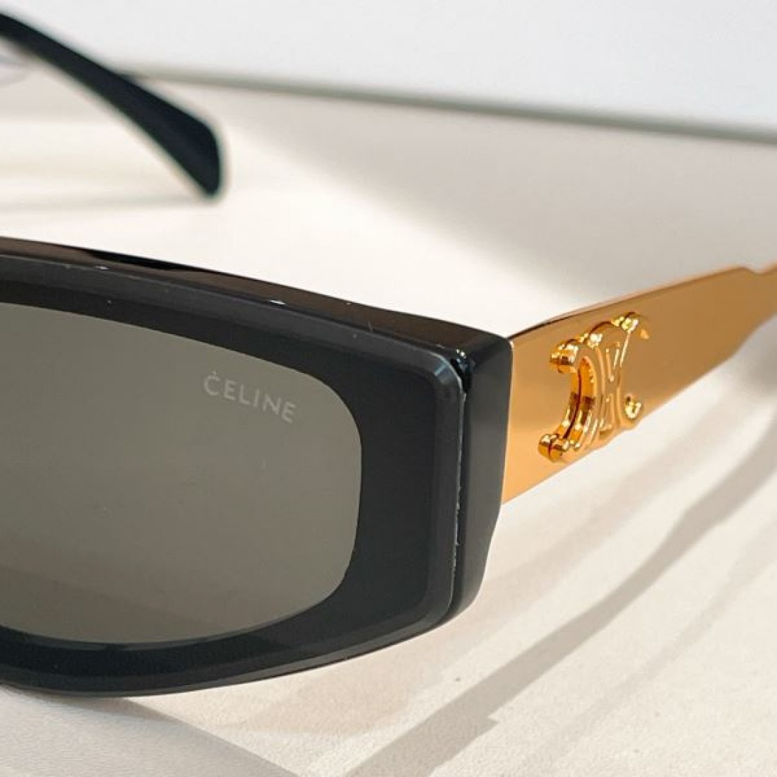抜群の存在感 トレンド感満載 CELINE セリーヌ スーパーコピー サングラス 