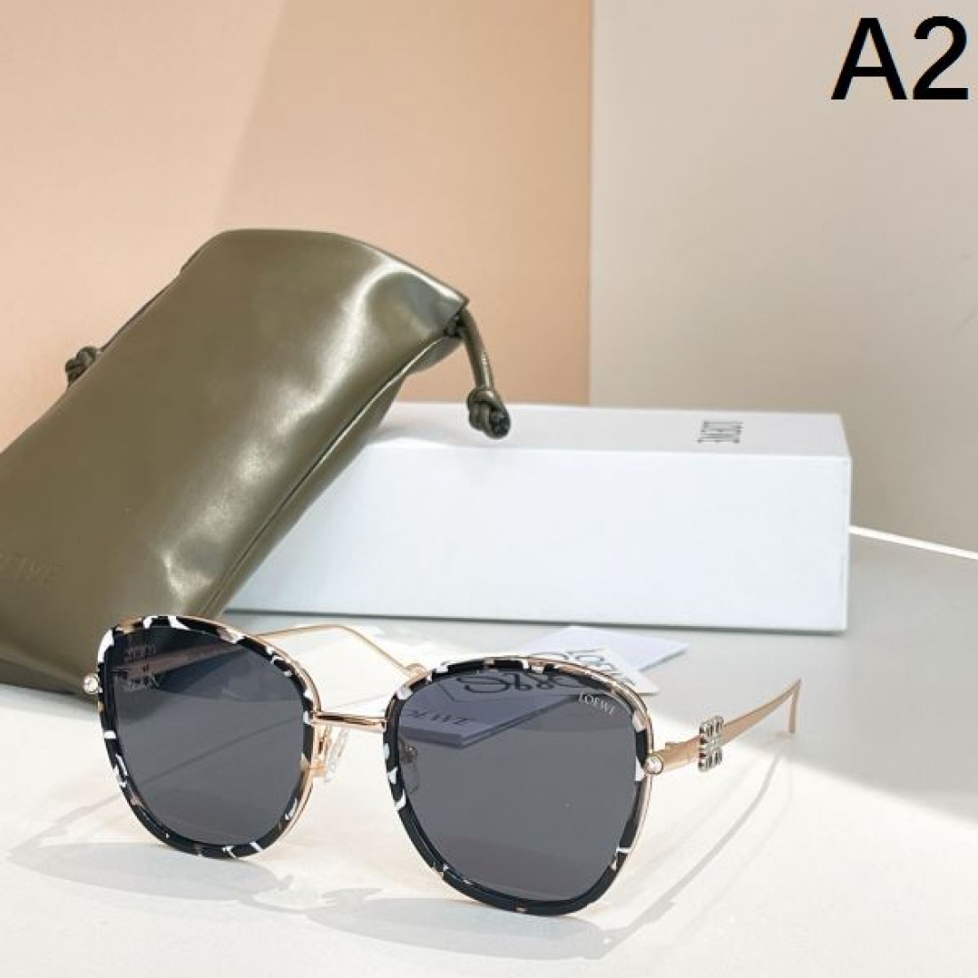 今季流 ロエベ コピー サングラス ウェアに取り入れる LOEWE 目元を美しく魅せる