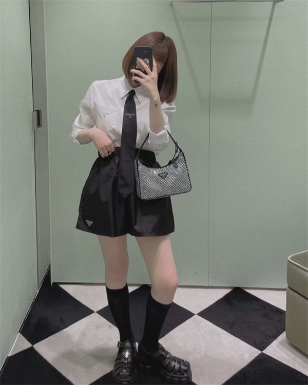   プラダ（PRADA） 偽物の無地ナイロンショートパンツ：スイムウェアからタウンユースまでの万能アイテム