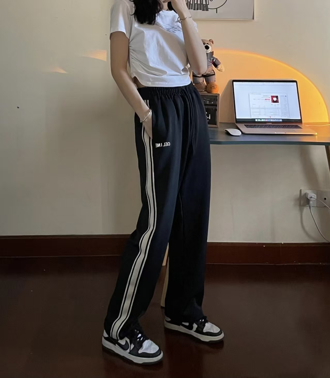   CELINE ブランドパンツ：黒と白のシンプルさが紡ぐ、ハイファッションの日常美学