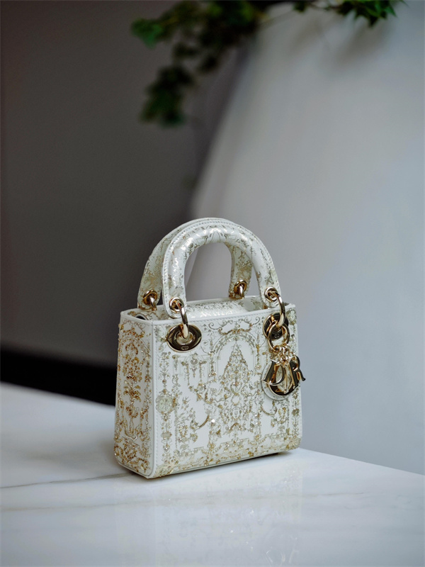   宮廷美学を纏う日常のラグジュアリー ——Dior コピーミニトートバッグ