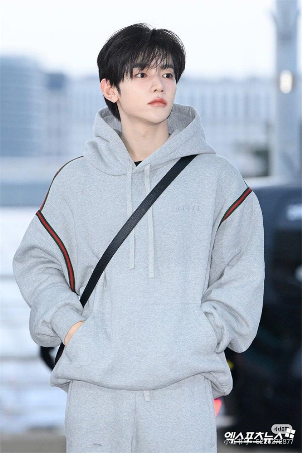   GUCCI コピー パーカー― シンプルに宿る存在感、グレーオーバーサイズパーカー