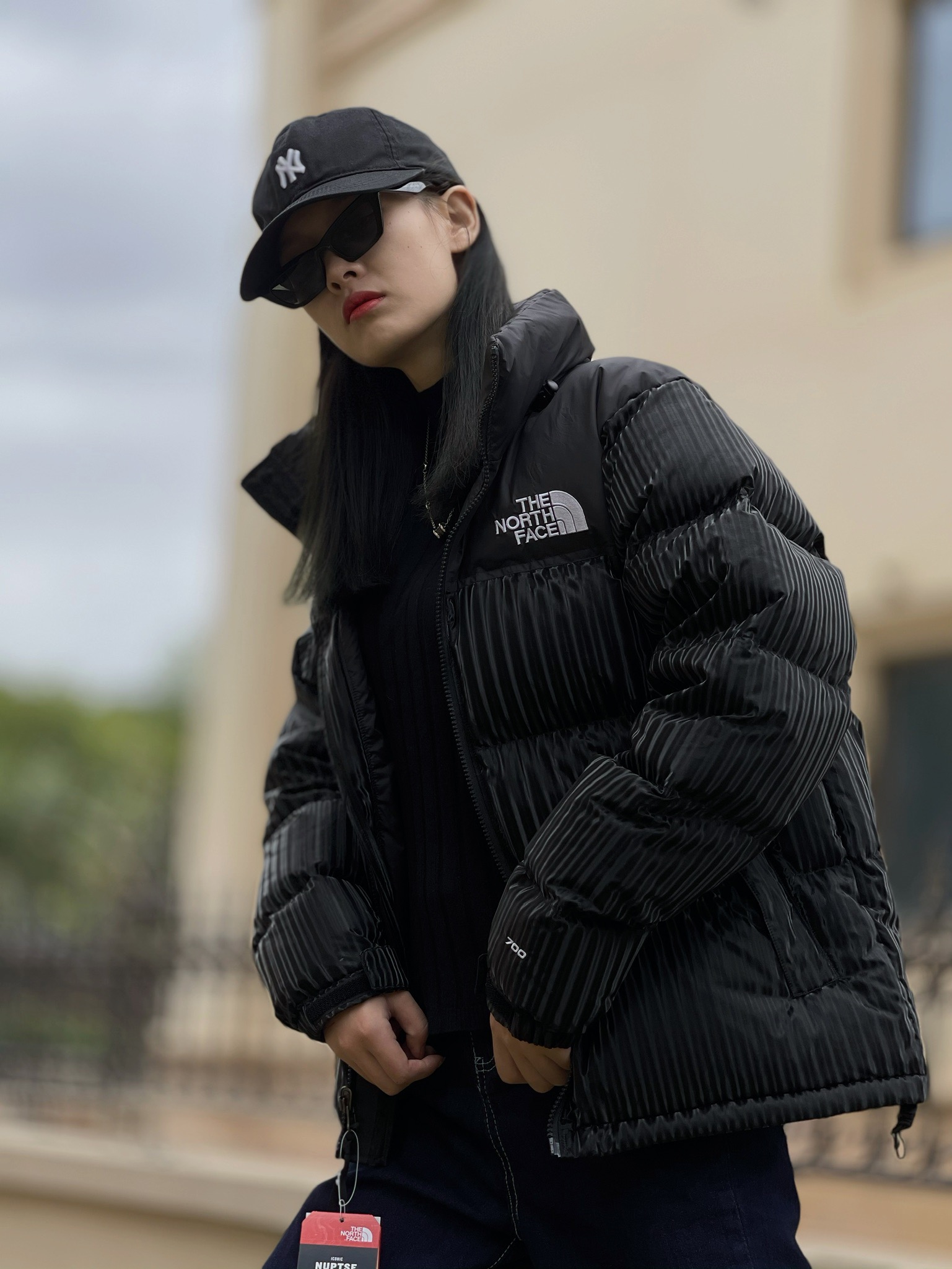   The North Face ダウンジャケット、冬の街を魅了する黒の美学