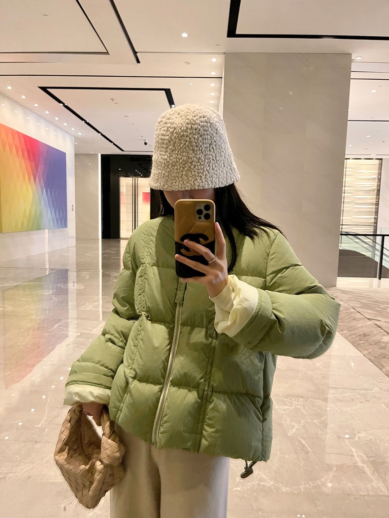   JIL SANDER のダウンコート、冬のミニマルスタイルを彩る