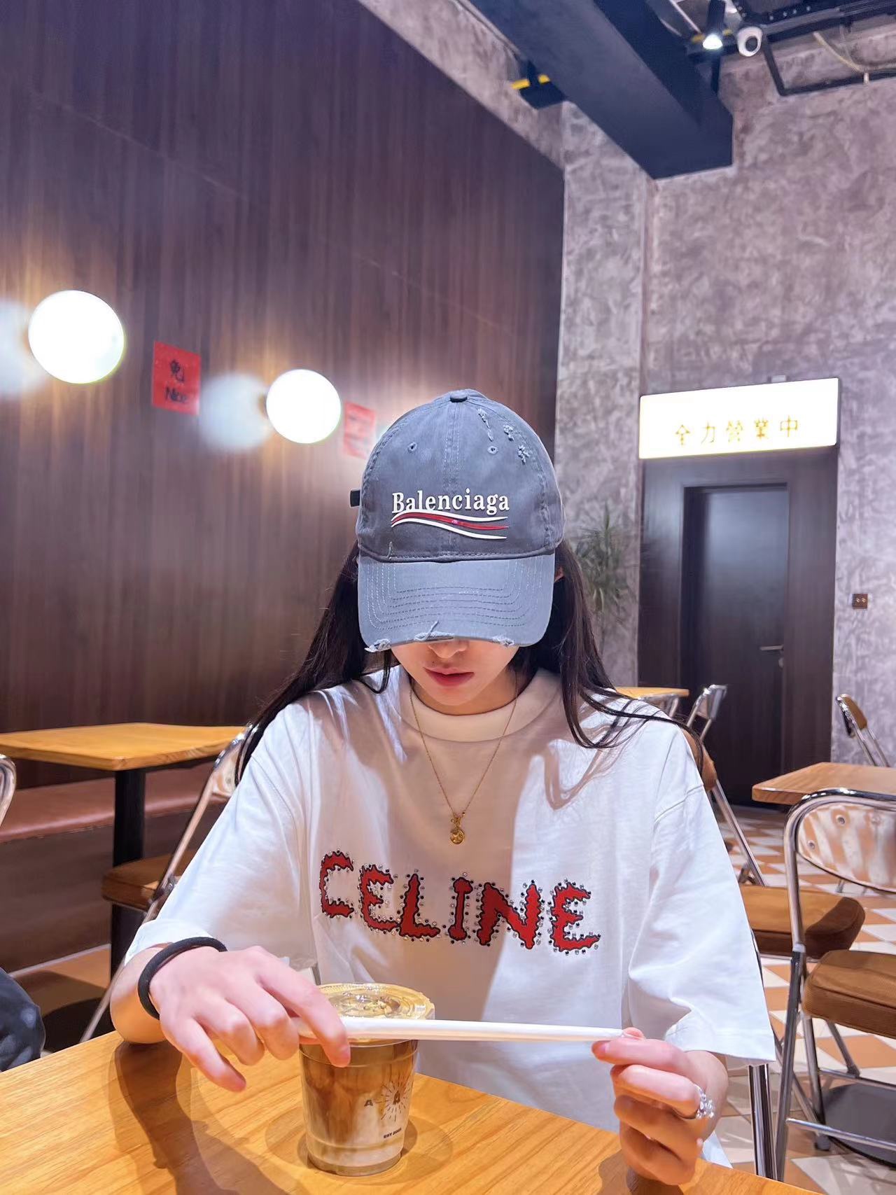   CELINE T シャツ、日常を彩るアイコニックな 1 枚