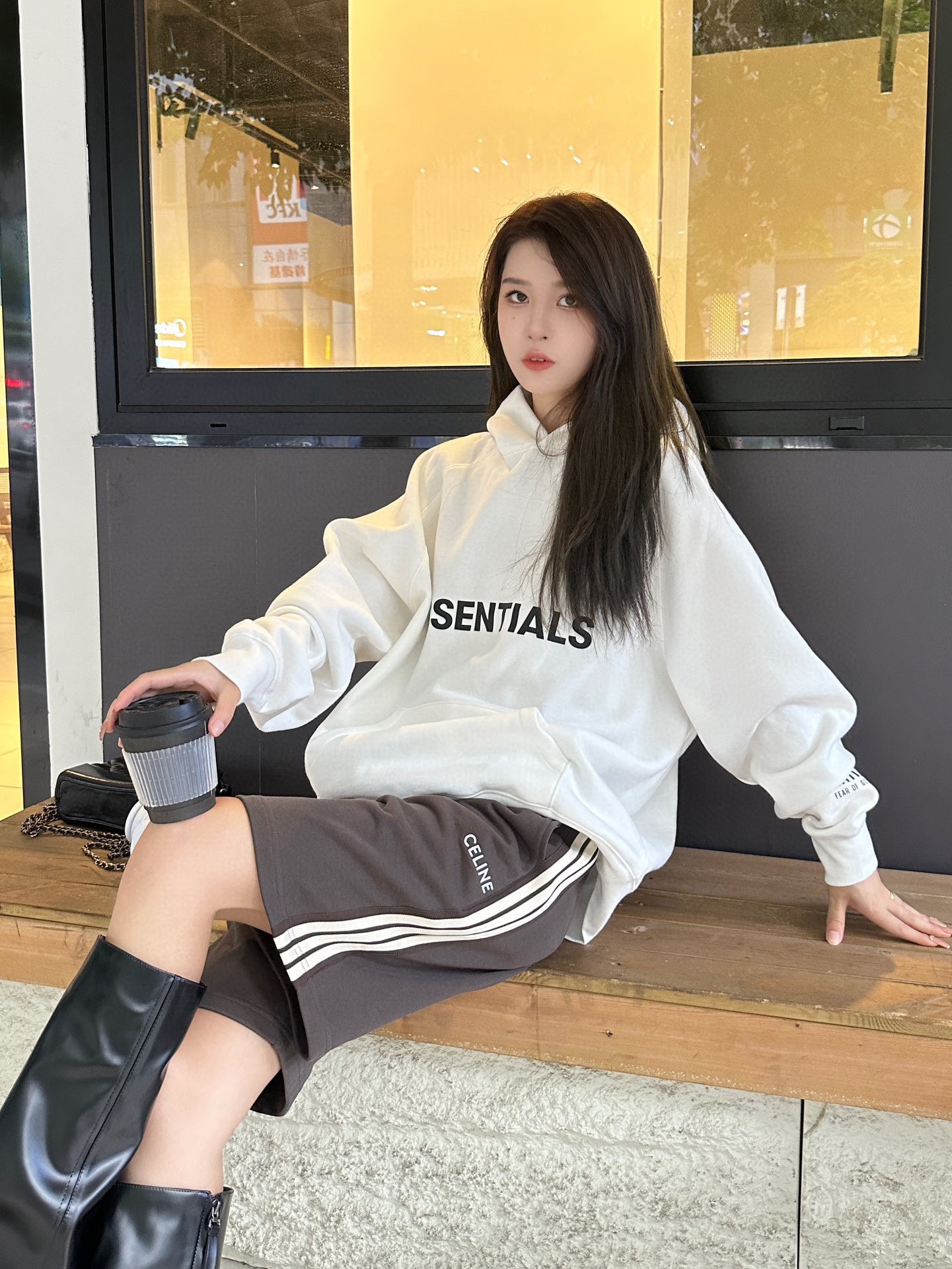   FEAR OF GOD ESSENTIALS と CELINE の融合が紡ぐ、ストリートファッションの新定番