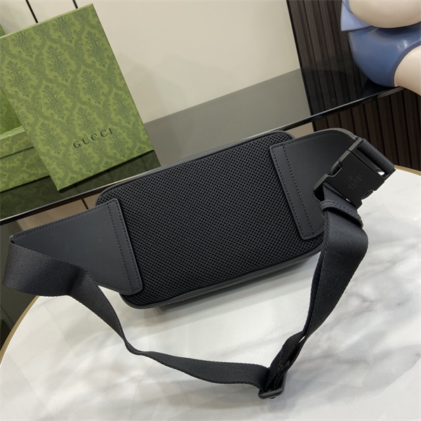   洗練されたミニマリズムと実用性を融合させた——GUCCI コピー ボディバッグ