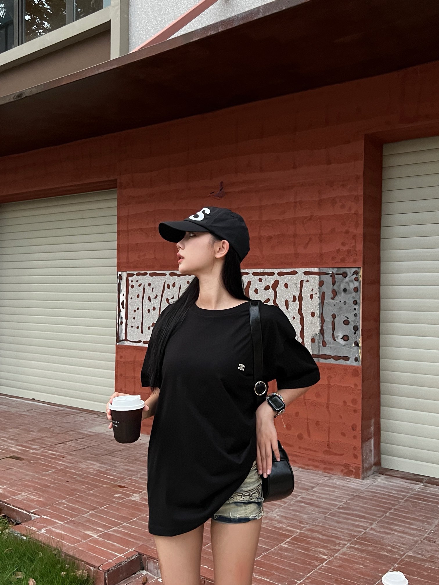   CELINE T シャツ、シンプルこそ最高のファッション哲学