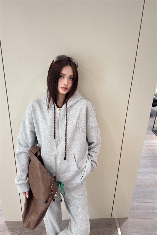   上質なリラックスを叶える——MIU MIU コピー スウェットセットアップで楽しむエフォートレススタイル