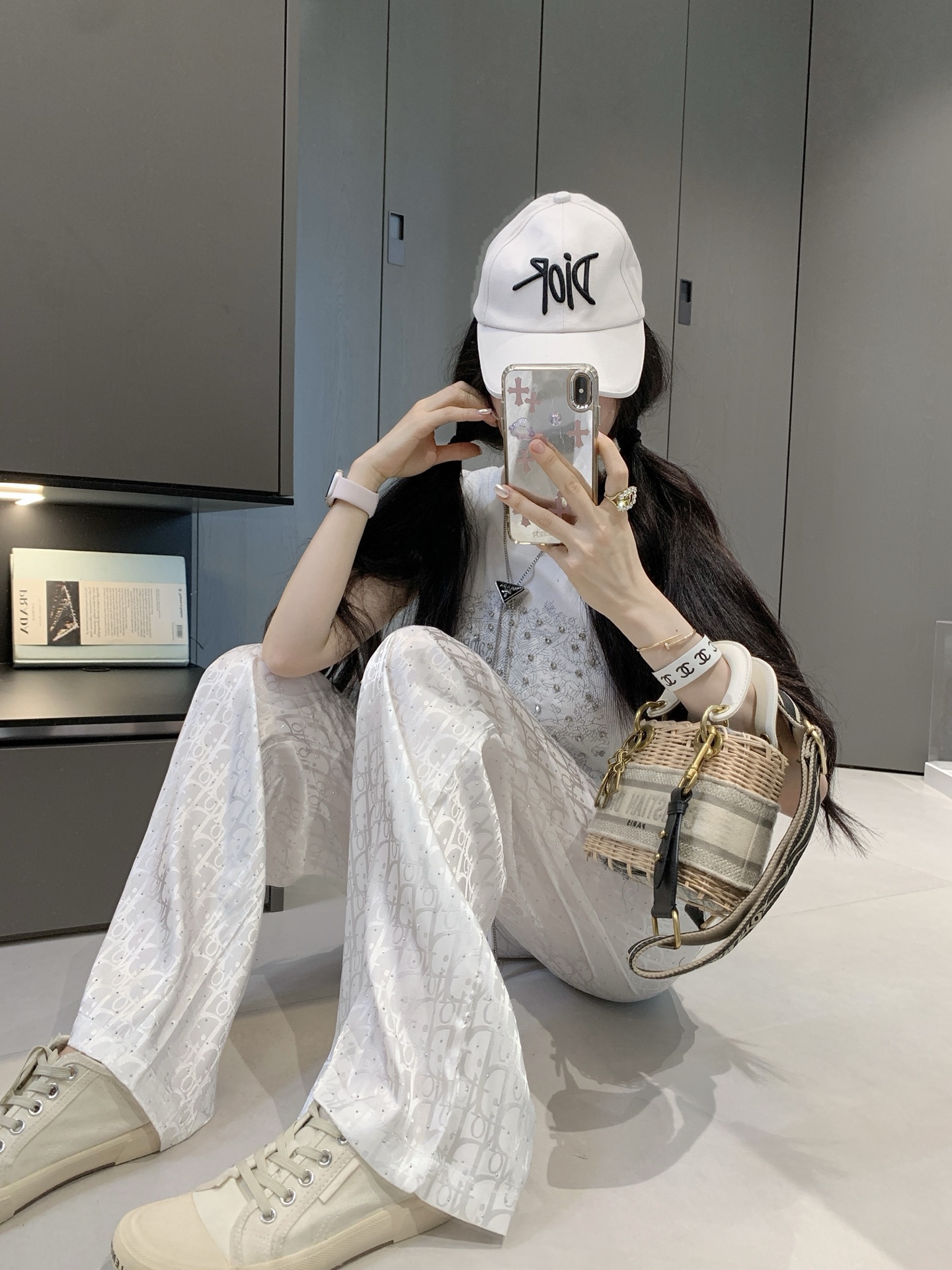   Dior 白色パンツ：エレガンスと個性の融合