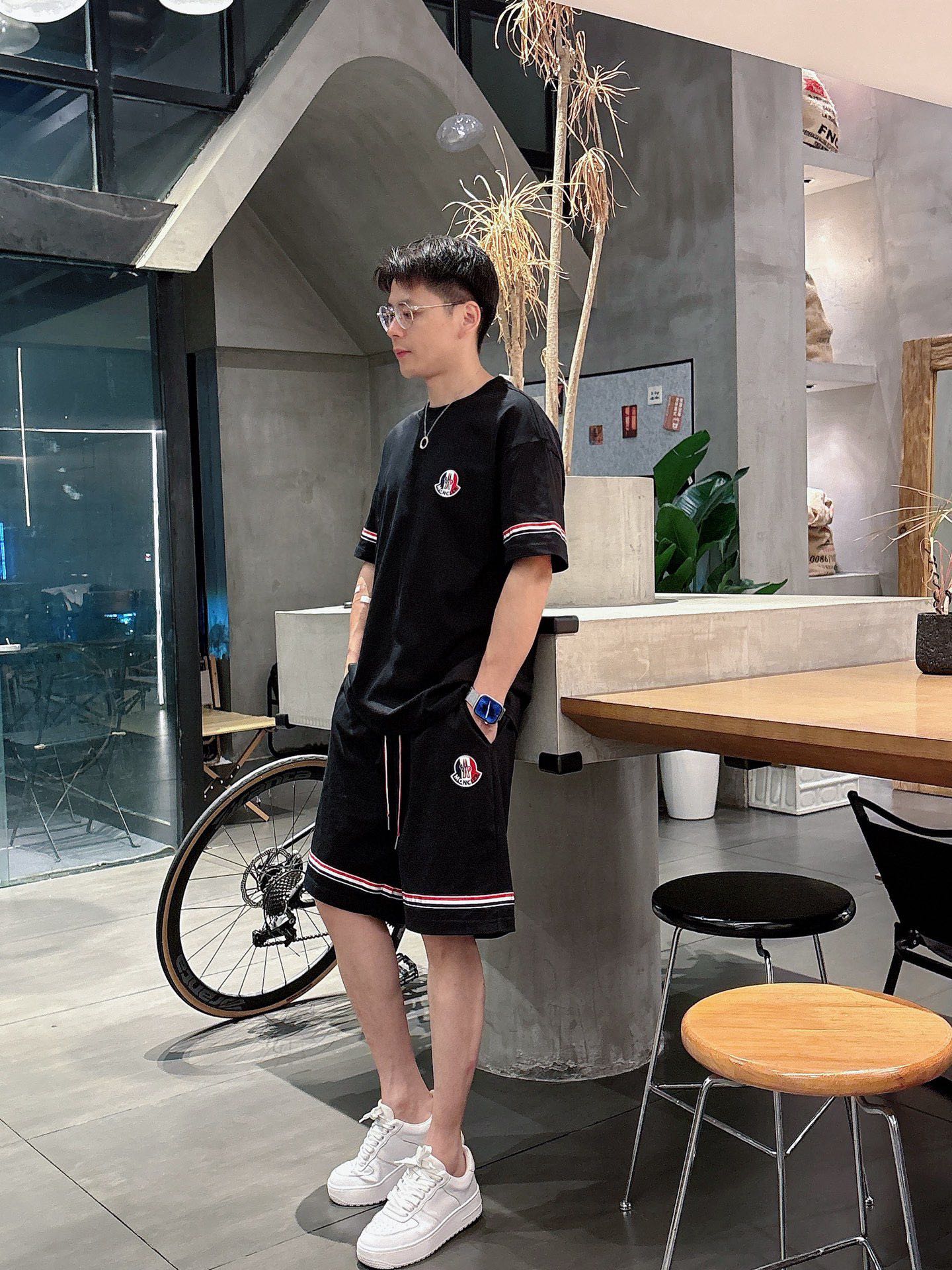   モンクレール（Moncler）のストリートスタイル：機能とファッションの融合が紡ぐ現代男性の魅力