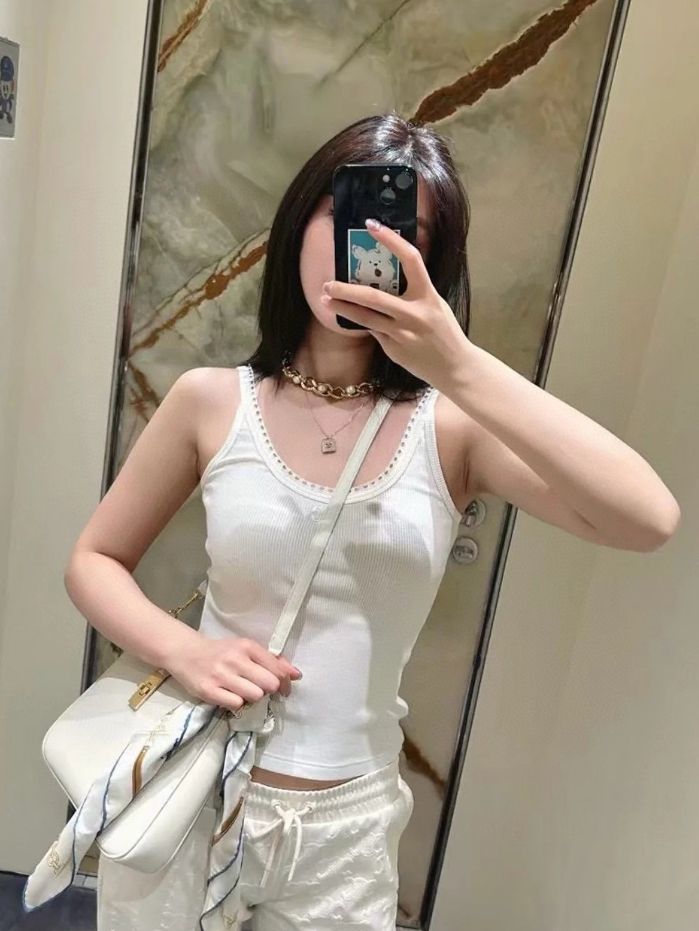   Celine：シンプルでエレガントな夏のスタイル