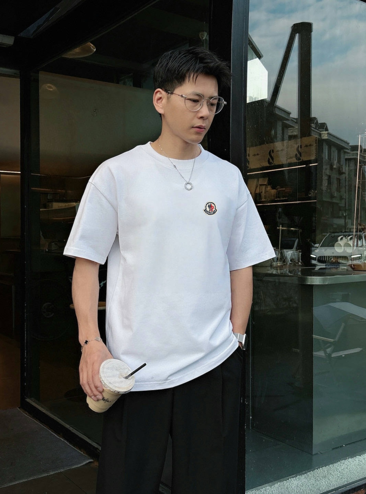   モンクレール白 T シャツ：日常から溢れる質感とスタイル