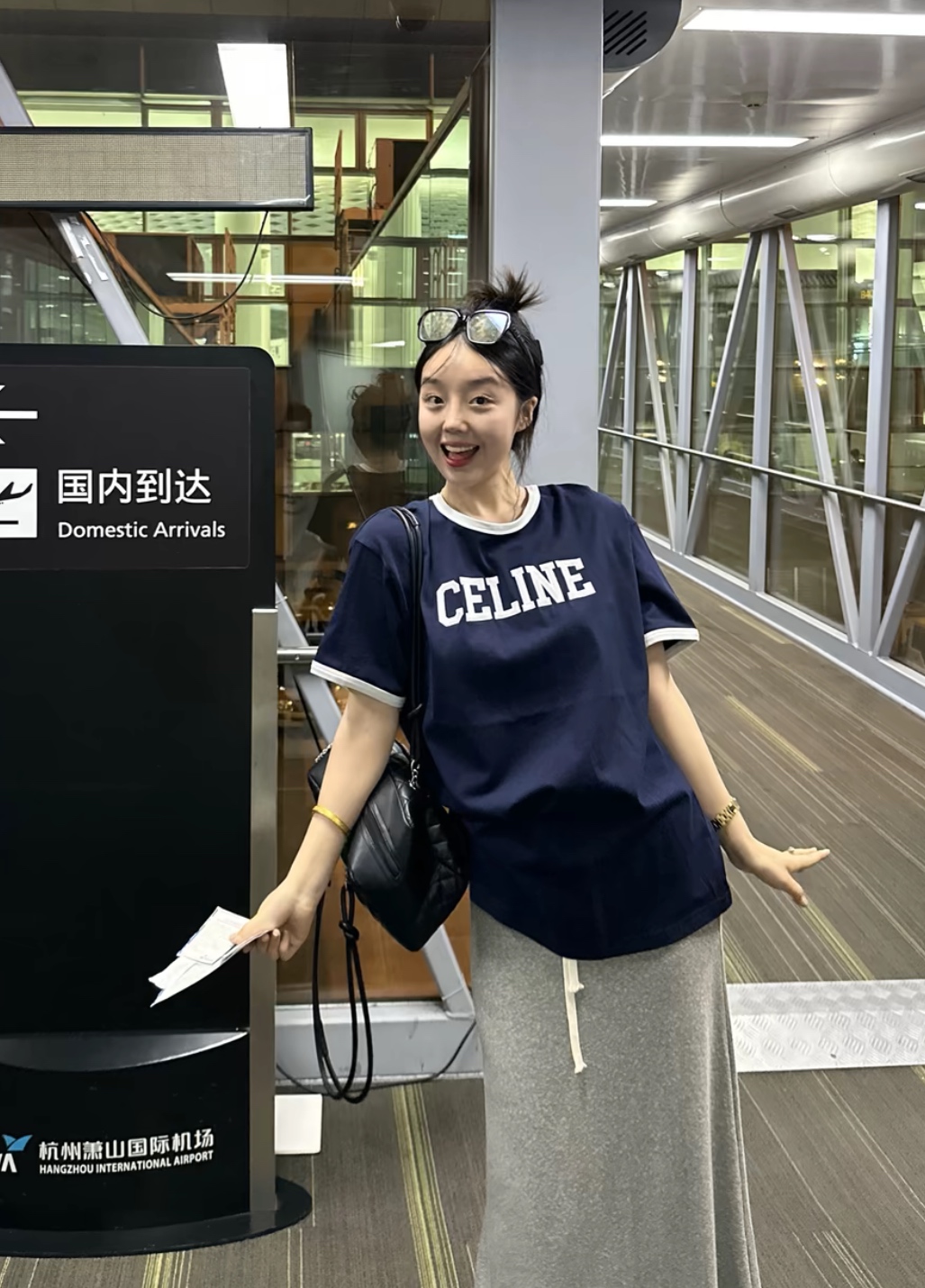   CELINE T シャツ：シンプルなデザインが紡ぐ高級感