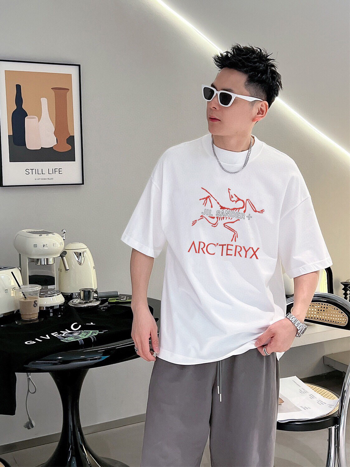   JIL SANDER と ARC'TERYX のコラボ T シャツで魅力的な日常を演出