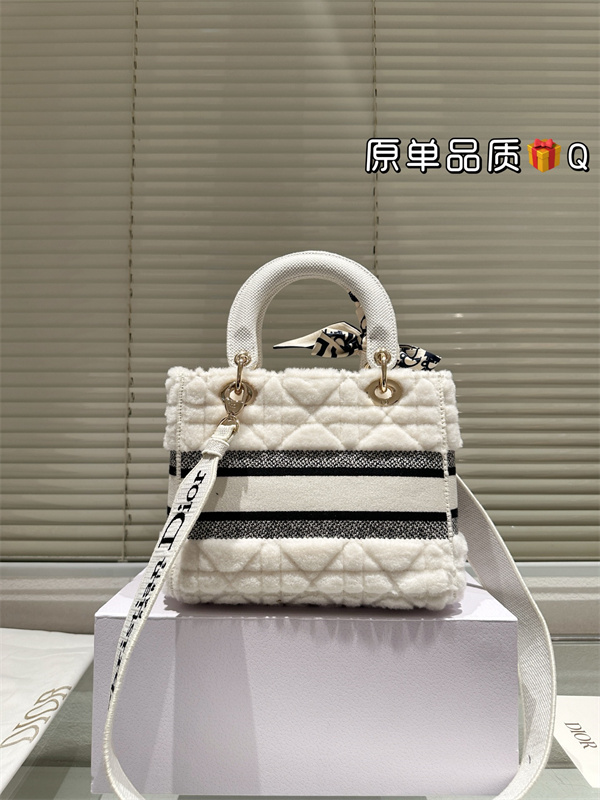   純白の気品を纏う——ディオール コピー バッグで魅せる究極のラグジュアリーエレガンス