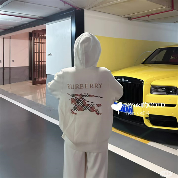   伝統と革新が融合する——バーバリー コピー パーカーで魅せる英国モダンスタイル