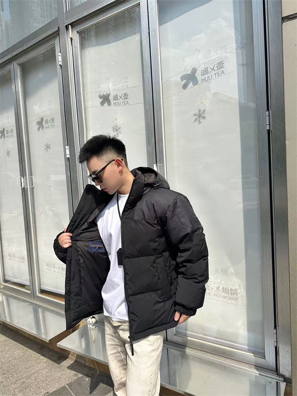   冬の格調を極める ——LOUIS VUITTON コピーダウンジャケットで奏でるラグジュアリー・ウィンター​