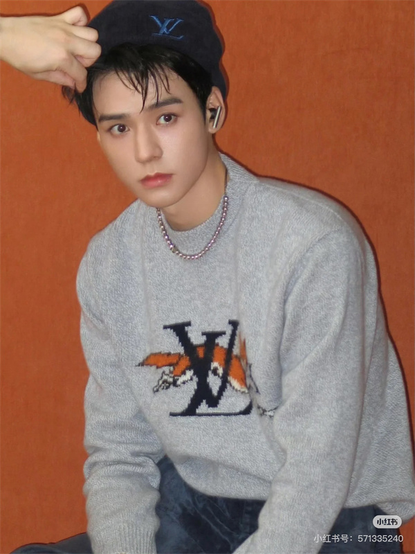   上質な遊び心を纏う——LOUIS VUITTON コピー セーターで魅せる大人のラグジュアリーカジュアル