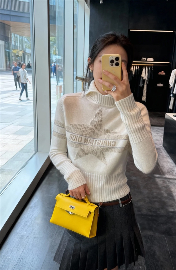   星の輝きと高級感の同居 ——DIOR コピー セーターで魅了する秋冬スタイル