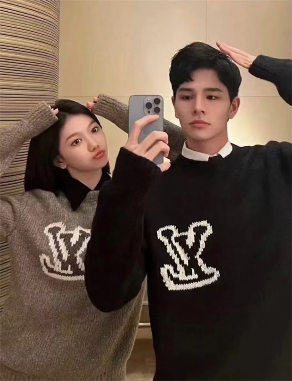   柔らかなグラデーションが語る—Louis Vuitton コピー セーター