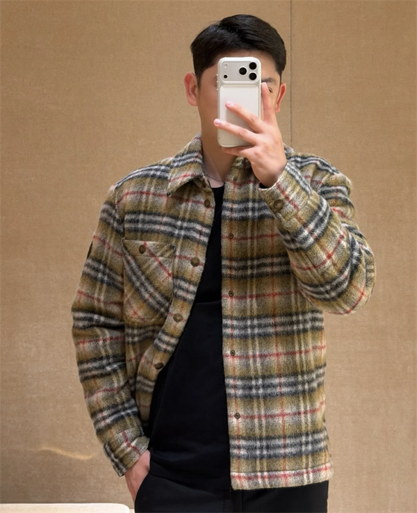   格紋の伝説を再現 ——BURBERRY コピー ジャケットで綴る秋冬のスタイル物語