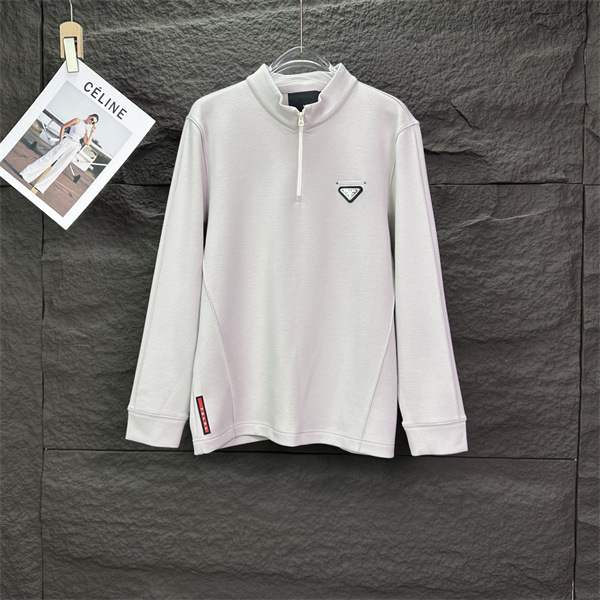   PRADA ― ミニマル美学が際立つブラックハーフジップトップス