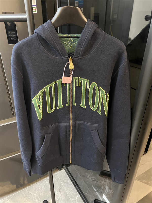   ストリートとラグジュアリーの邂逅 ——LOUIS VUITTON コピーパーカーで語る独創的日常