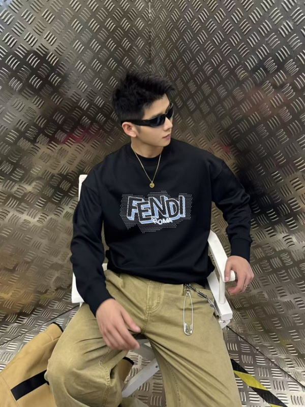   ロゴの力で個性を貫く ——FENDI コピー パーカーで魅せるダイナミックな日常スタイル