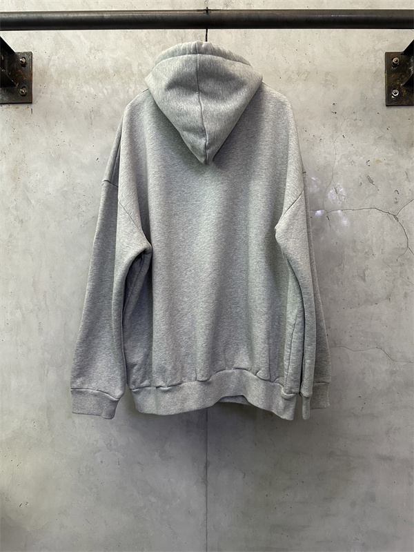   ミニマルな洗練さを纏う日常 ——CELINE コピー パーカー