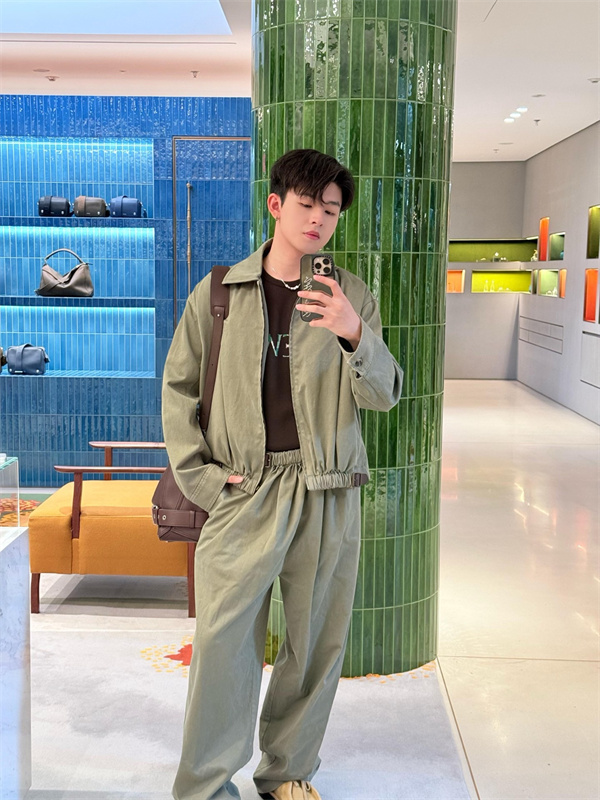    ミニマルな先鋒性を纏う日常 ——LOEWE コピー セット