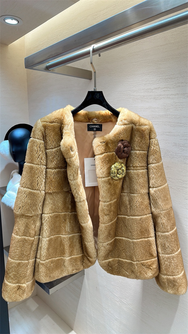   気品と温もりを纏う、大人のためのシャネル コピー ファージャケット