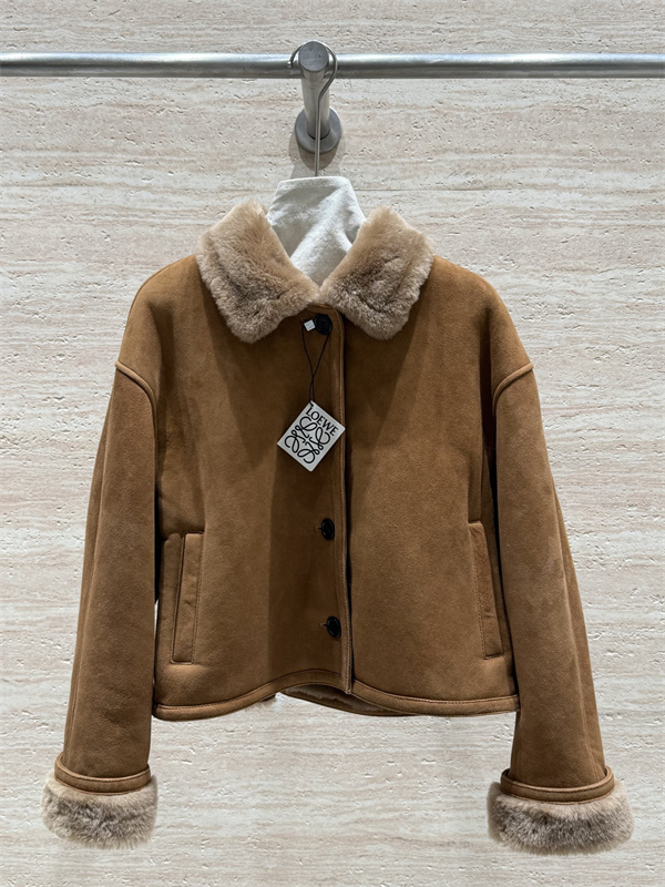   冬の装いに温もりと品格を添える、ロエベ コピー ムートンジャケット