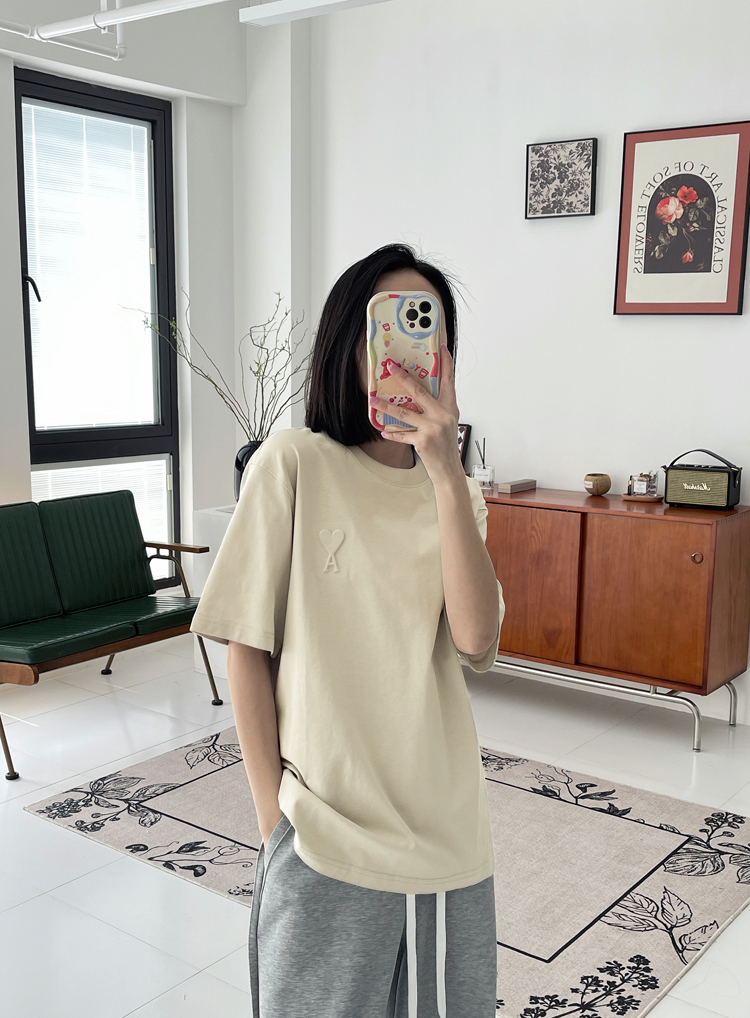   AMI のクルーネック T シャツで、日曜日のくつろぎスタイルを提案