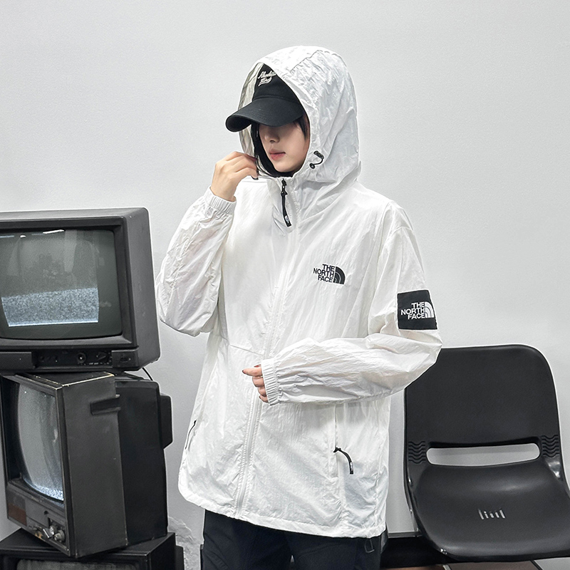   白と黒のシンプルな魅力、The North Face ジャケットでスタイリッシュに