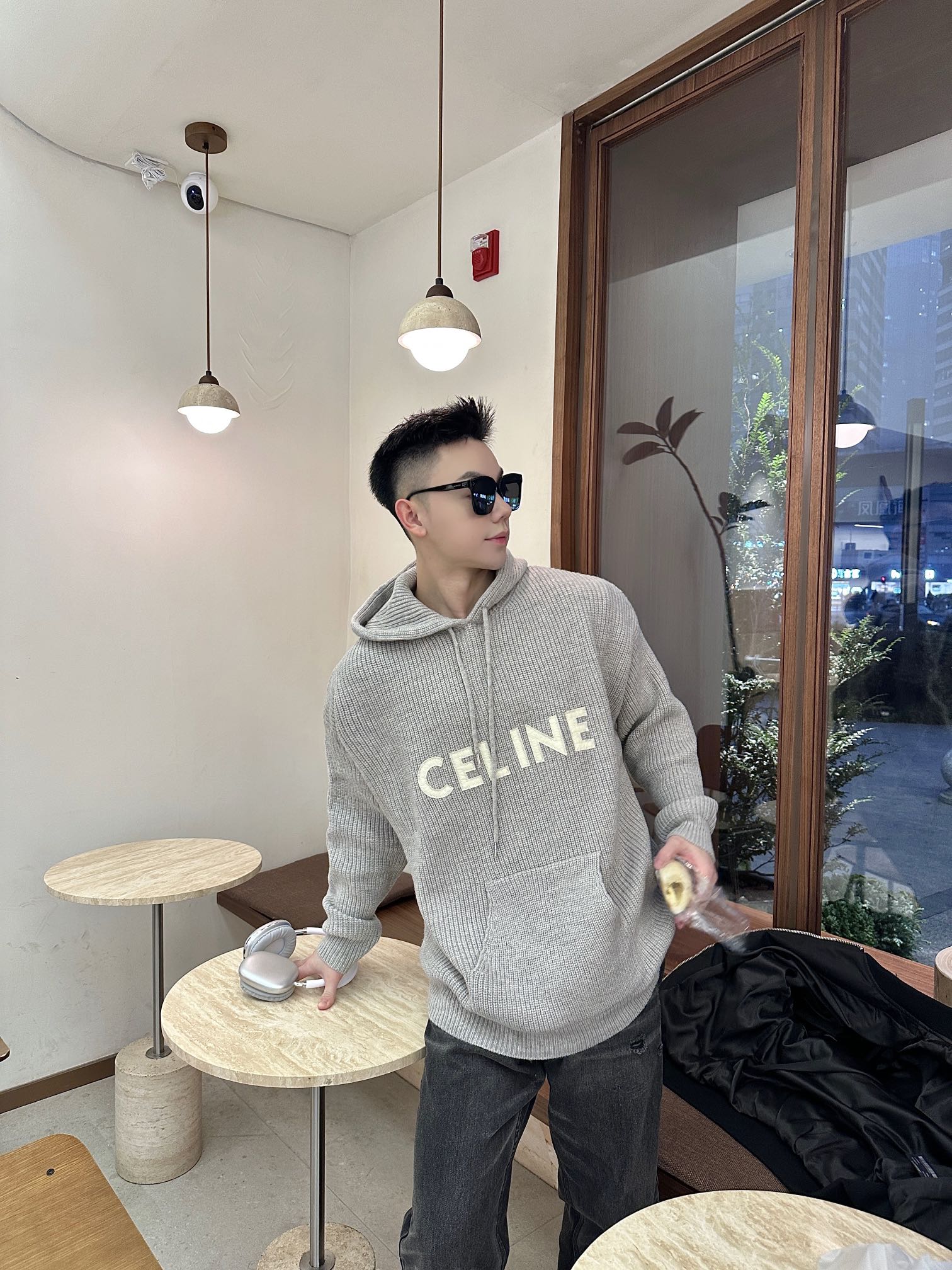   CELINE ニットパーカー： リブニットの質感が紡ぐ、都会のカジュアルラグジュアリー