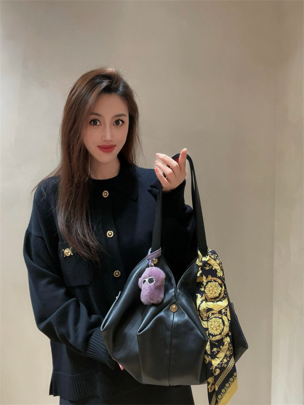    VERSACE ― オールブラックが際立つエレガントモードスタイル