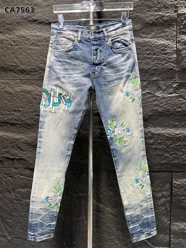   AMIRI スーパーコピーから新作登場：刺繍ドラゴンロゴが魅力のデニムパンツ