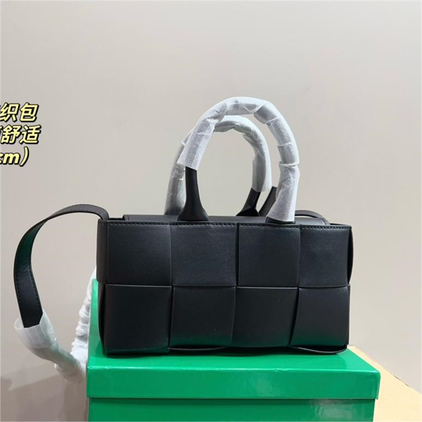   ボッテガヴェネタ スーパーコピー BVブラックCASSETTE編み込みバッグ