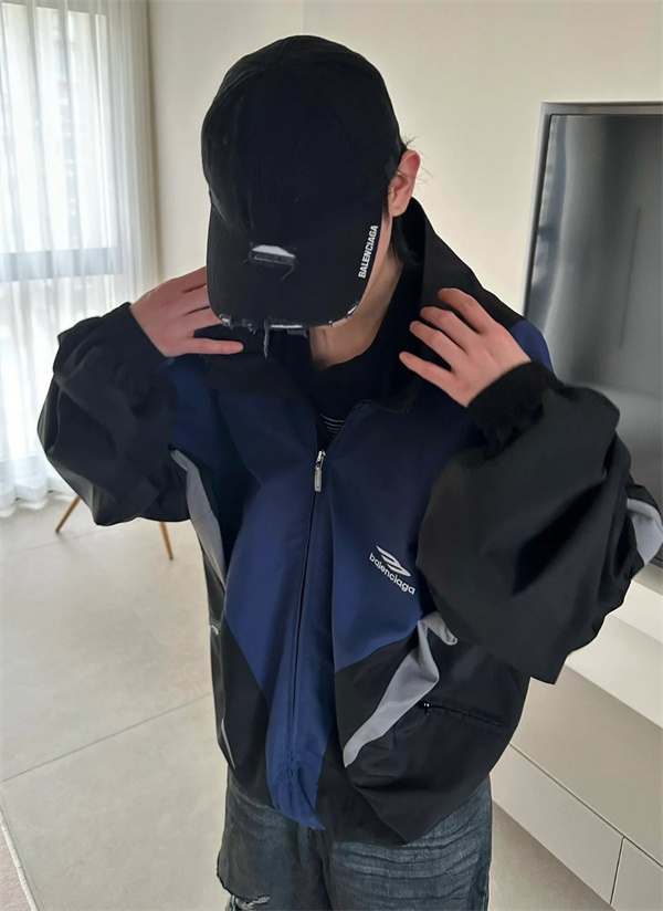   バレンシアガ スーパーコピー最新コレクション：3B Sports Icon Off Shoulder Tracksuit