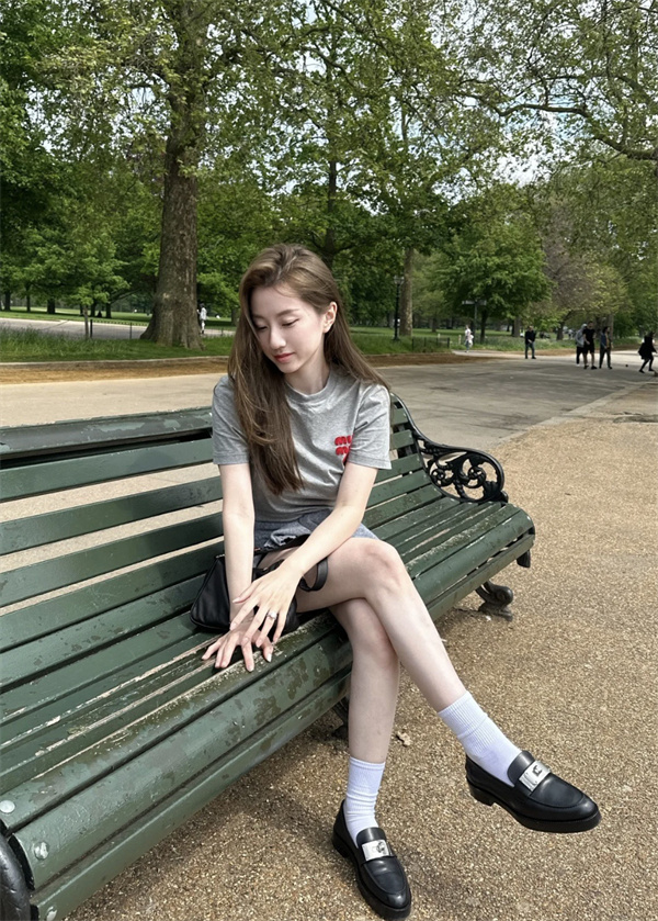   ミュウミュウ （MiuMiu）スーパーコピー、新作レディース用赤い立体ロゴTシャツが話題に！――高品質コットンと数量限定