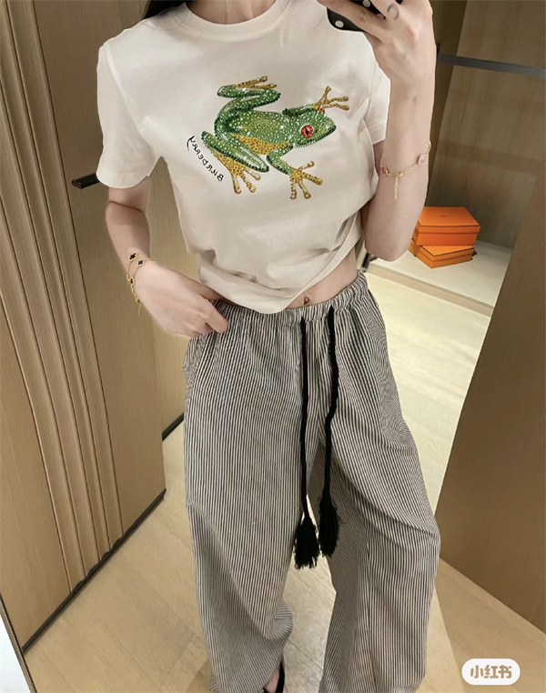   バーバリー スーパーコピー 新作Tシャツ：遊び心とエレガンスを融合したビジューデザイン